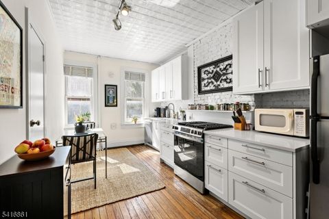 351 8Th St 1R Jersey City NJ 07302