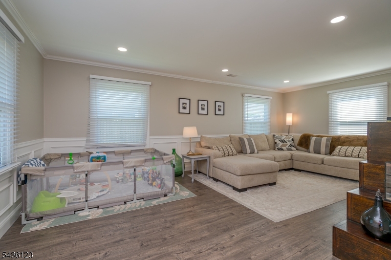 60 Midvale Ln