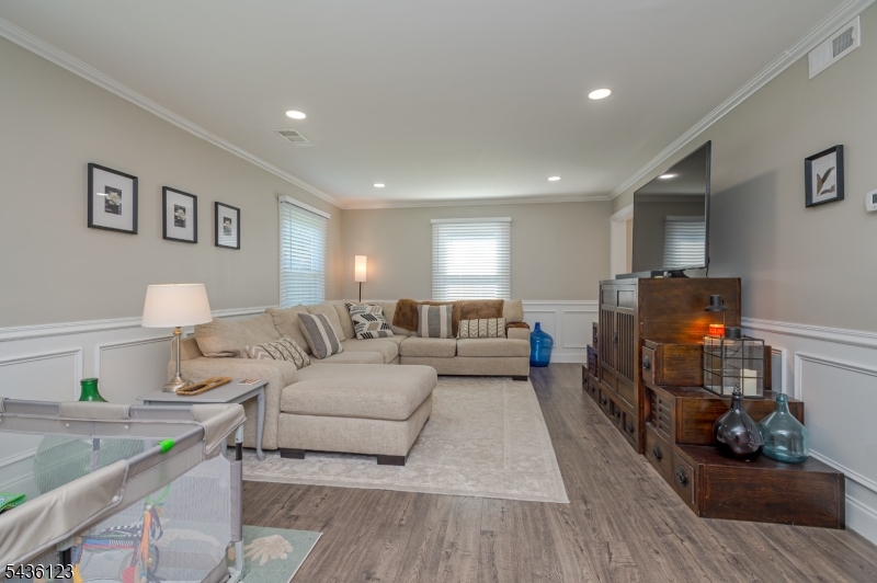 60 Midvale Ln