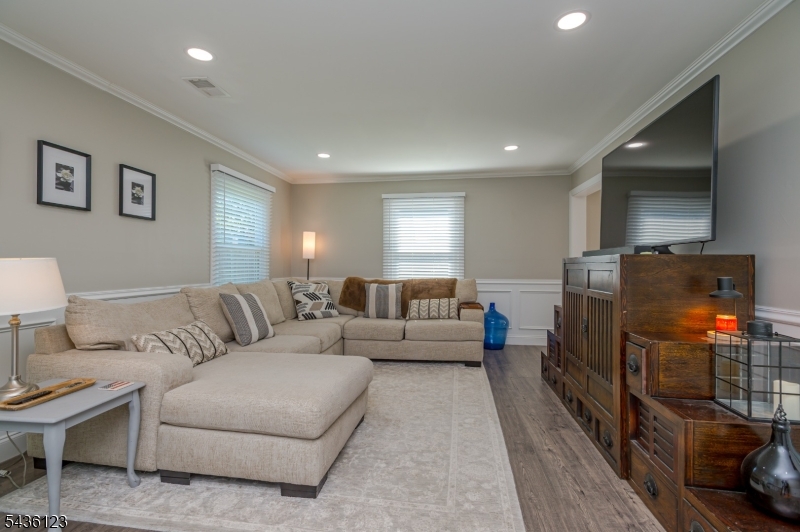 60 Midvale Ln