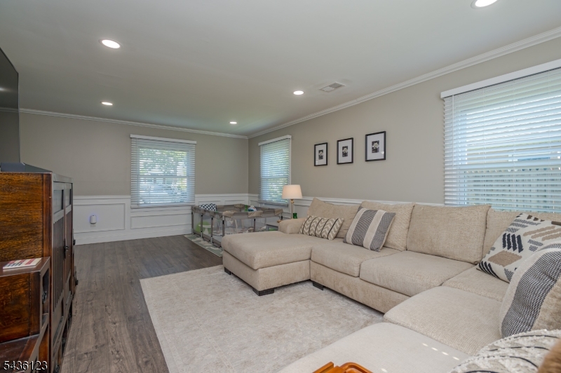 60 Midvale Ln