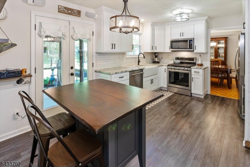 7 Crest Dr
