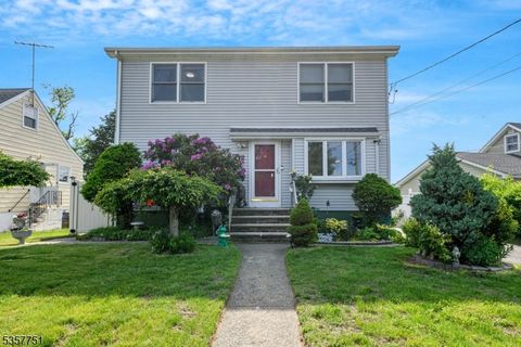 Photo of 12 Streuli Ct, Elmwood Park, NJ 07407 (MLS # 3994247)