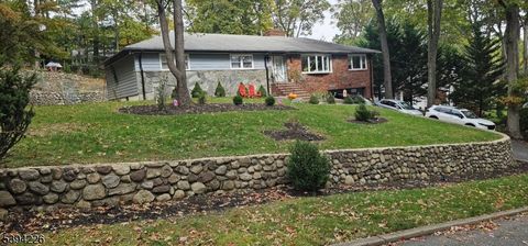 Photo of 11 Surrey Pl #1, Hawthorne, NJ 07506 (MLS # 3995094)