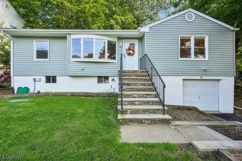 102 Hiawatha Blvd