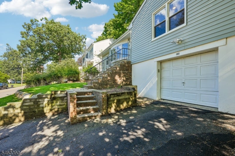 102 Hiawatha Blvd