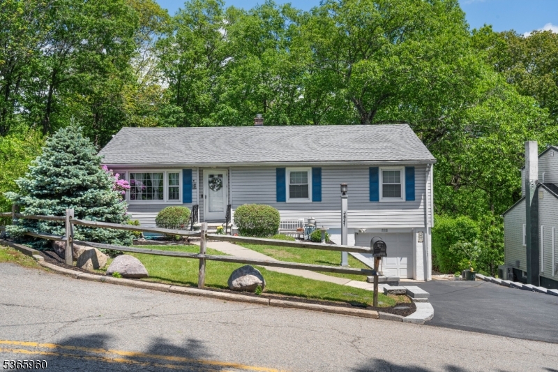 221 Jackson Ave
