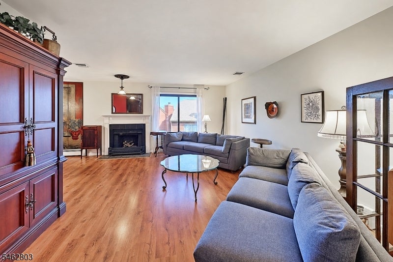44 Hickory Hill Ct