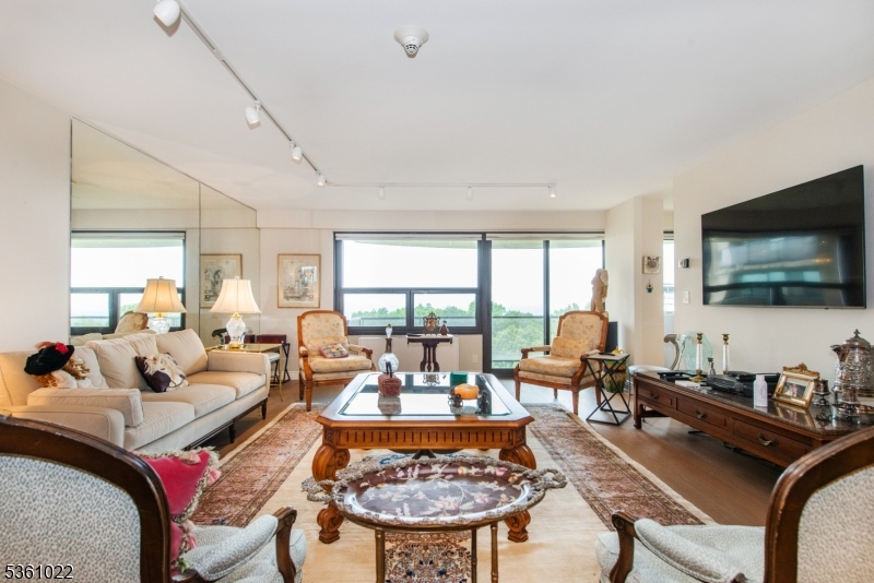 2 Claridge Dr 9NE NE