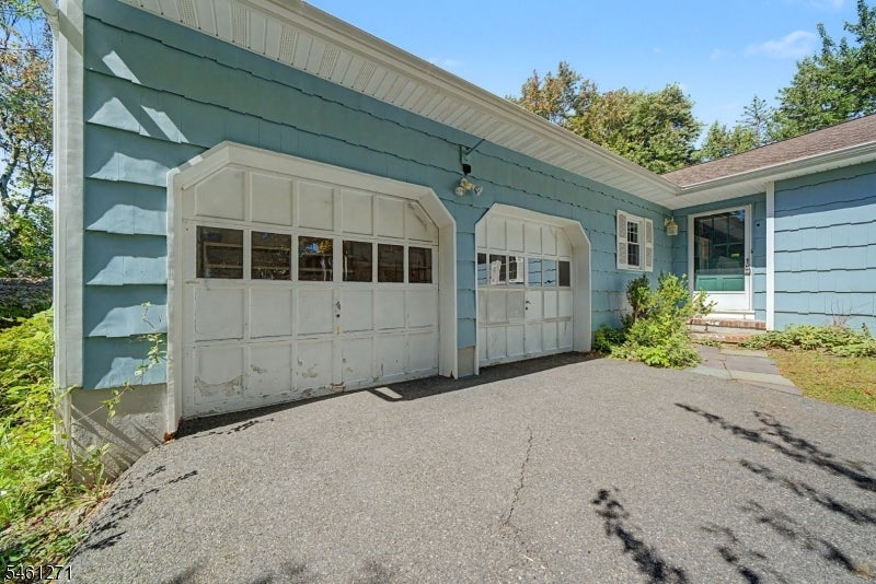 2 Arlyn Ln