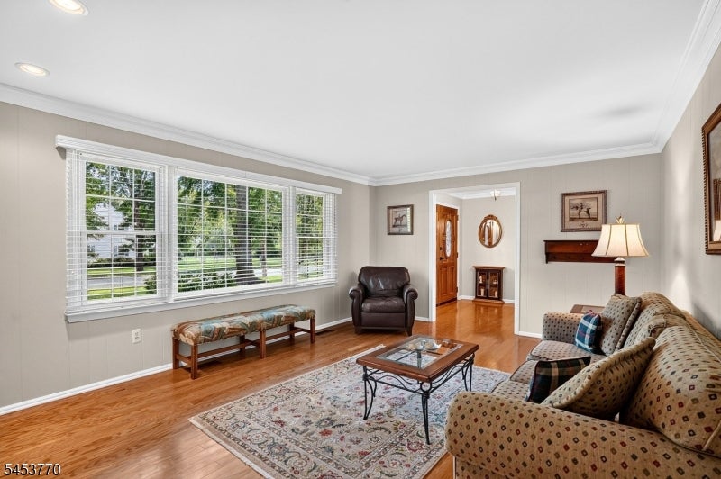 4 Fox Chase Ln
