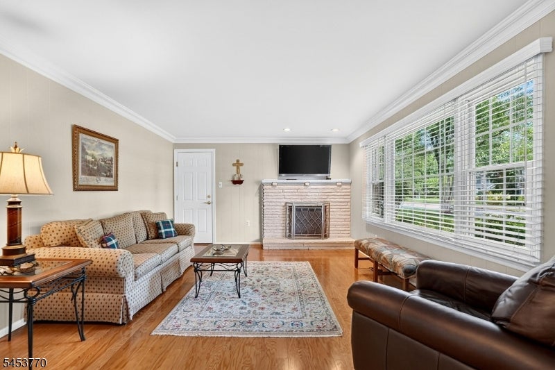 4 Fox Chase Ln