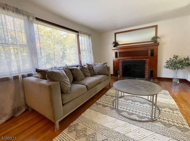 30 Lakeside Dr