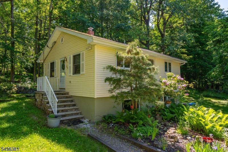 35 Windy Bush Ln