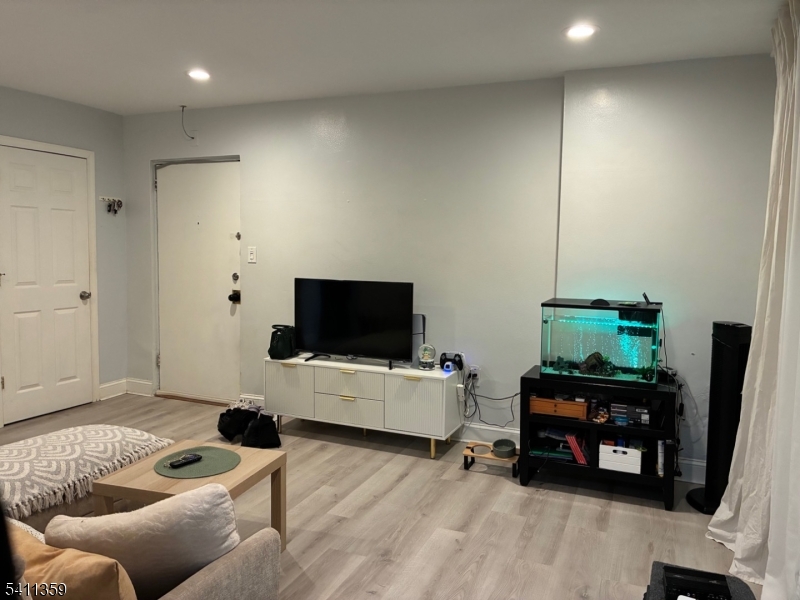 826 West Grand st. 1E