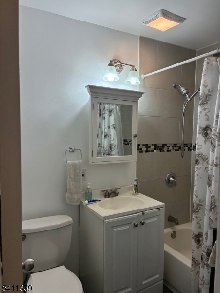 826 West Grand st. 1E