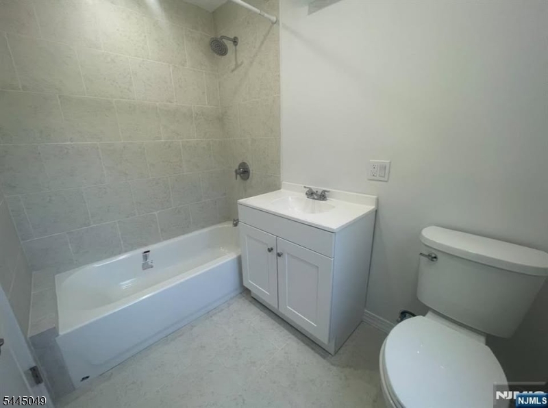 298 Farrant Ter 1