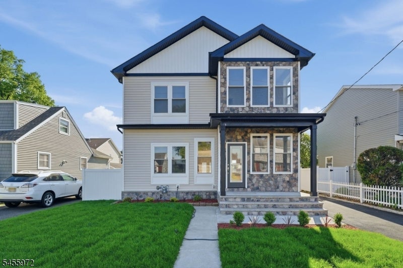 588 Maple Ave