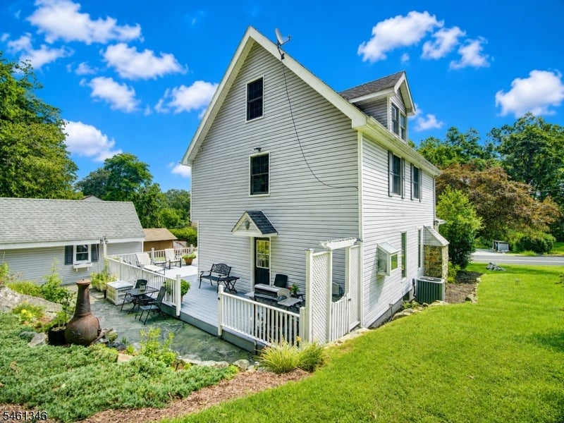 18 Mountain Rd