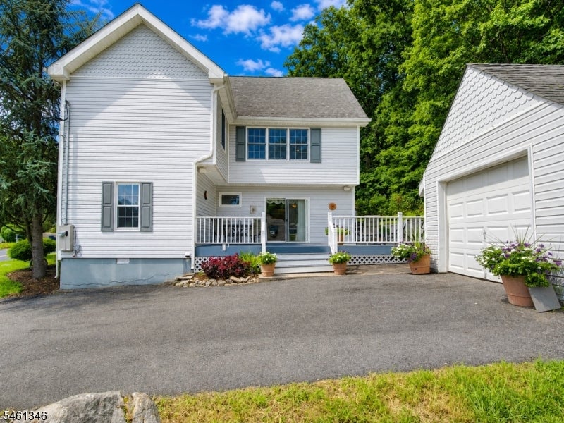 18 Mountain Rd