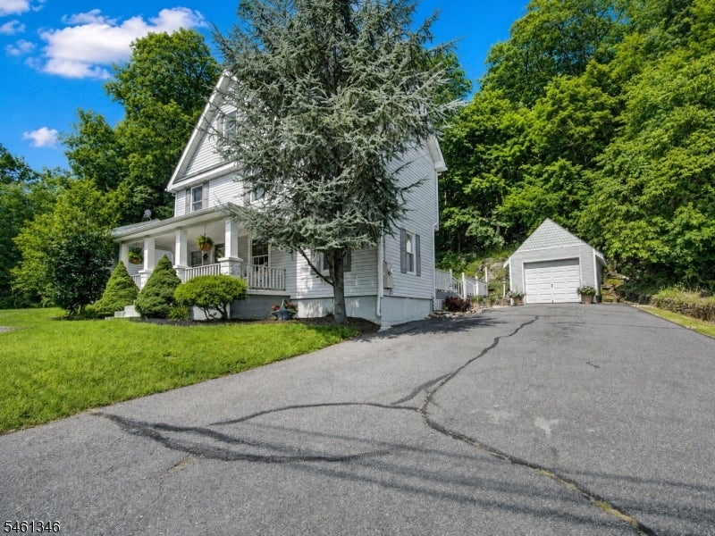 18 Mountain Rd