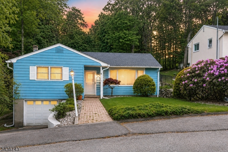 8 Mohawk Ave