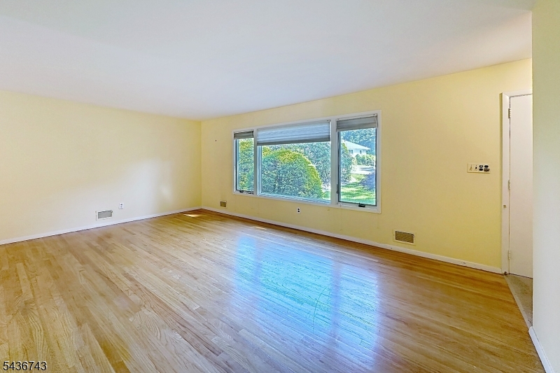 8 Mohawk Ave