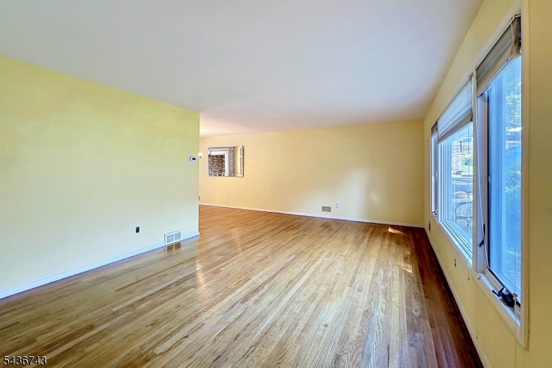 8 Mohawk Ave