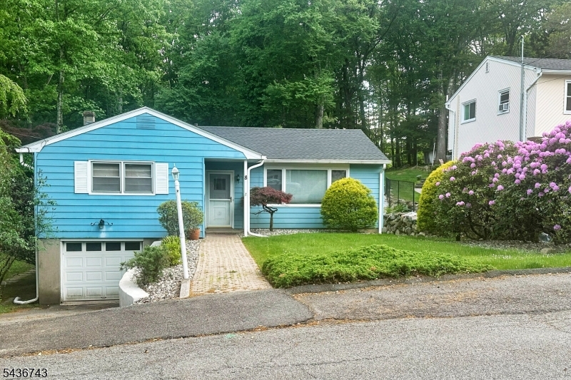 8 Mohawk Ave