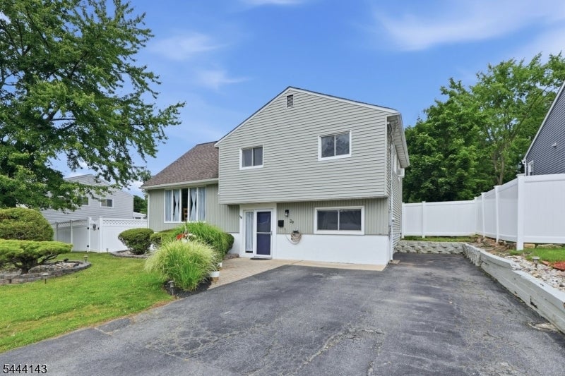 29 Daniel St