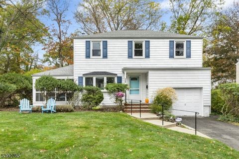 Photo of 28 Lexington Dr, Livingston, NJ 07039 (MLS # 3993917)