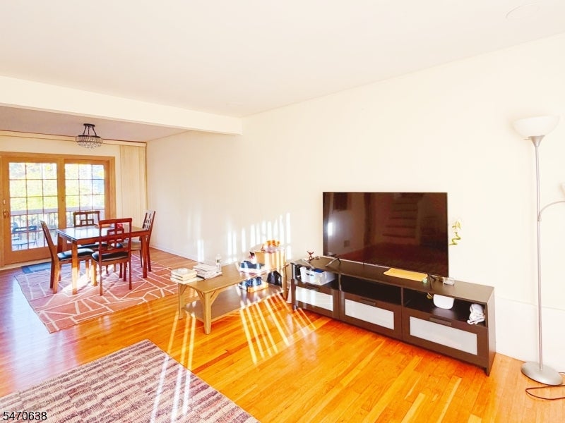 22 W Mcclellan Ave