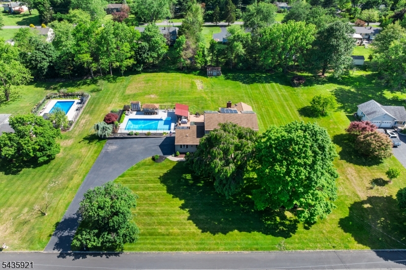 8 Garrett Dr