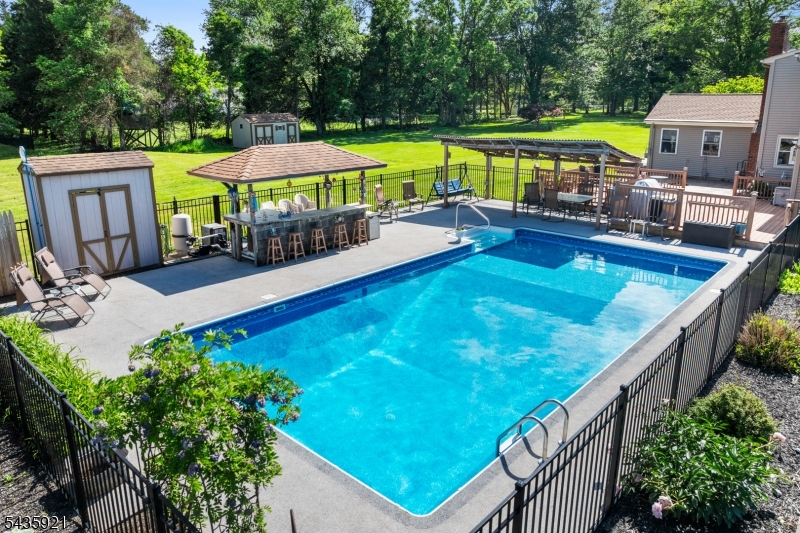 8 Garrett Dr
