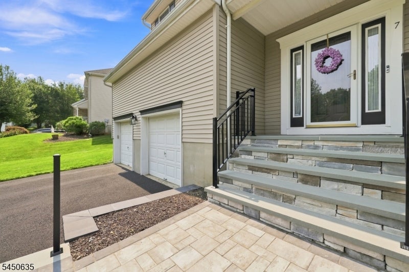 7 Lazarus Dr