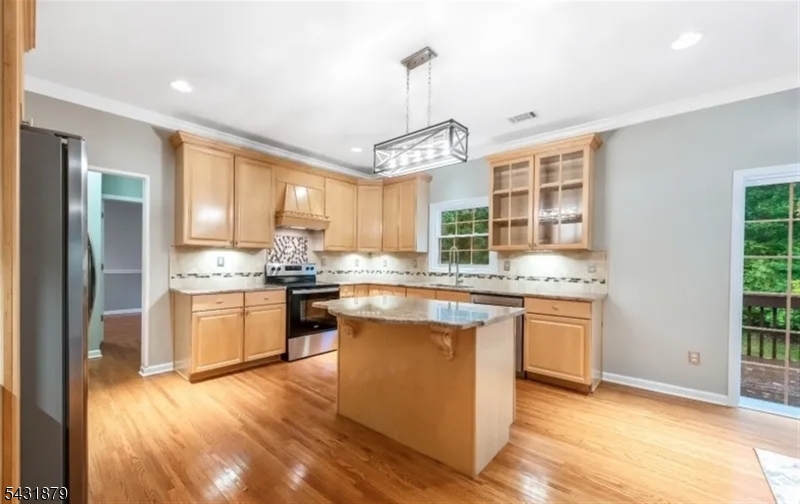 8 Whispering Woods Ln