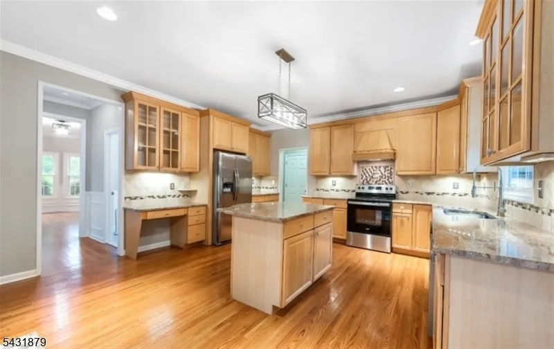 8 Whispering Woods Ln