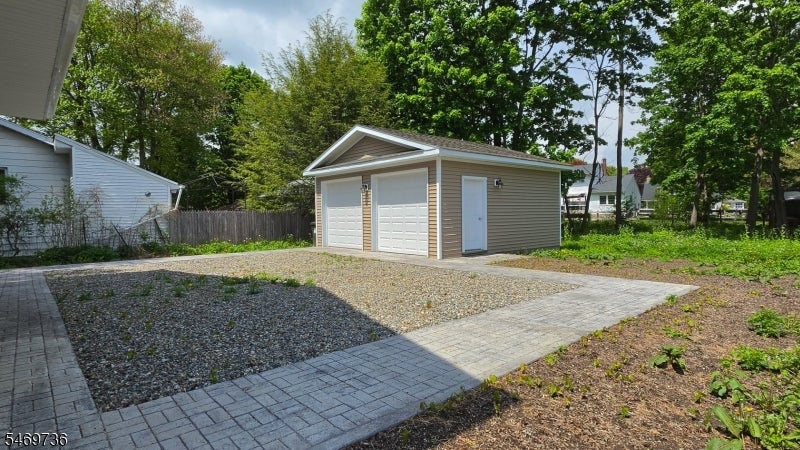 27 Forest Rd
