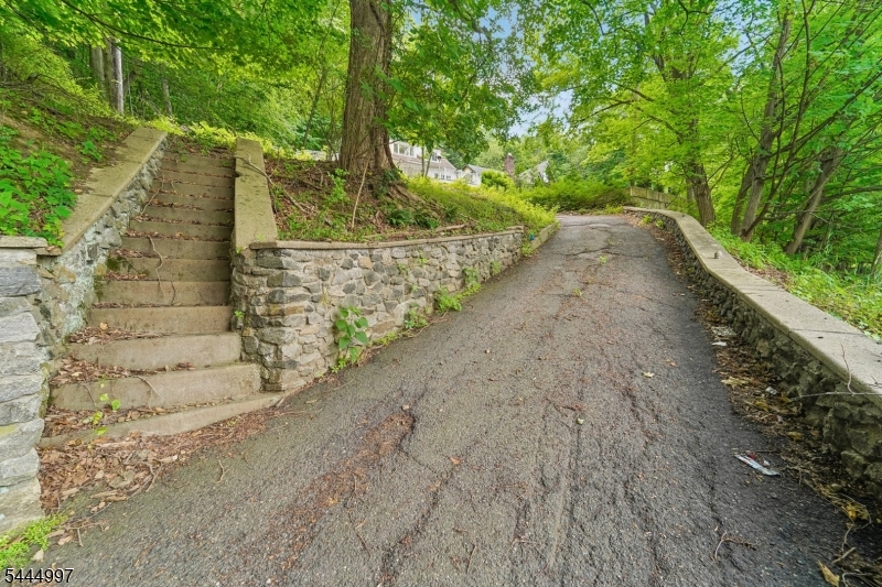 157 W Lindsley Rd