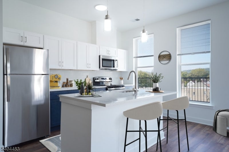 18 W Main St 211