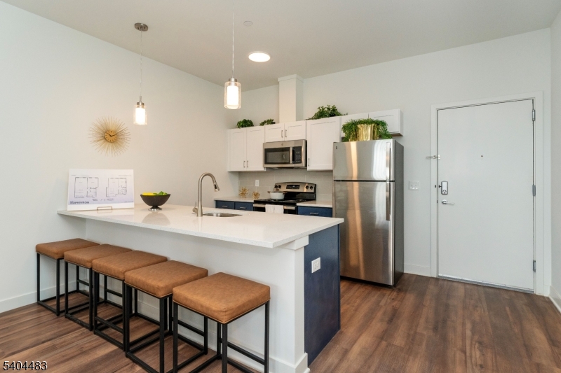 18 W Main St 211