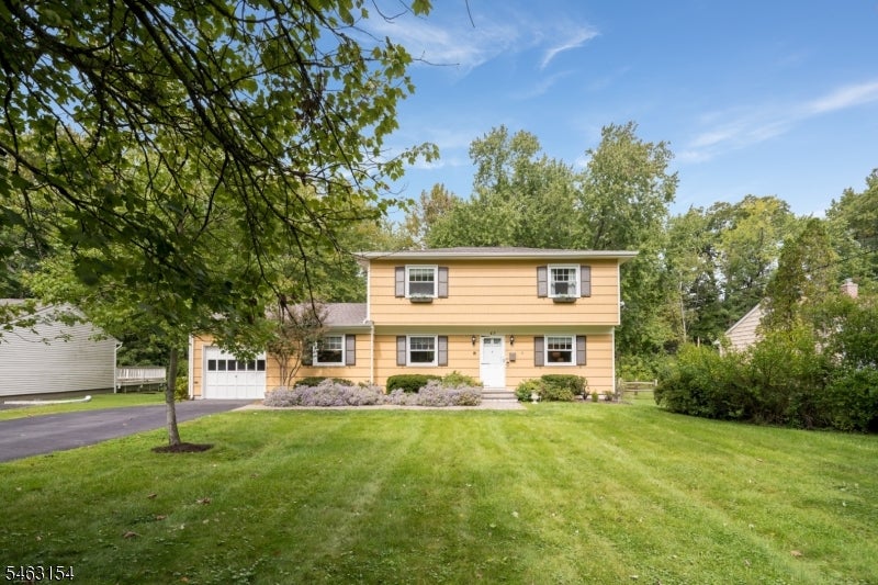 43 Chaucer Dr