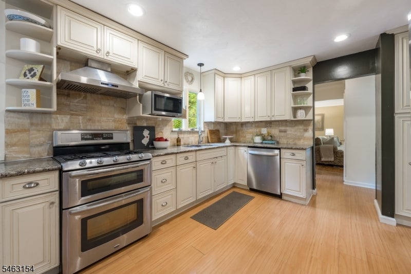 43 Chaucer Dr