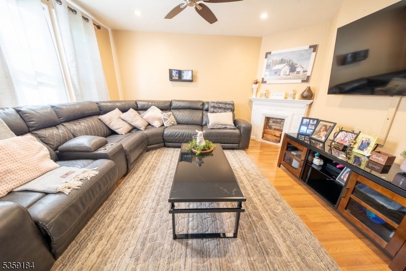 31 Lyons Pl