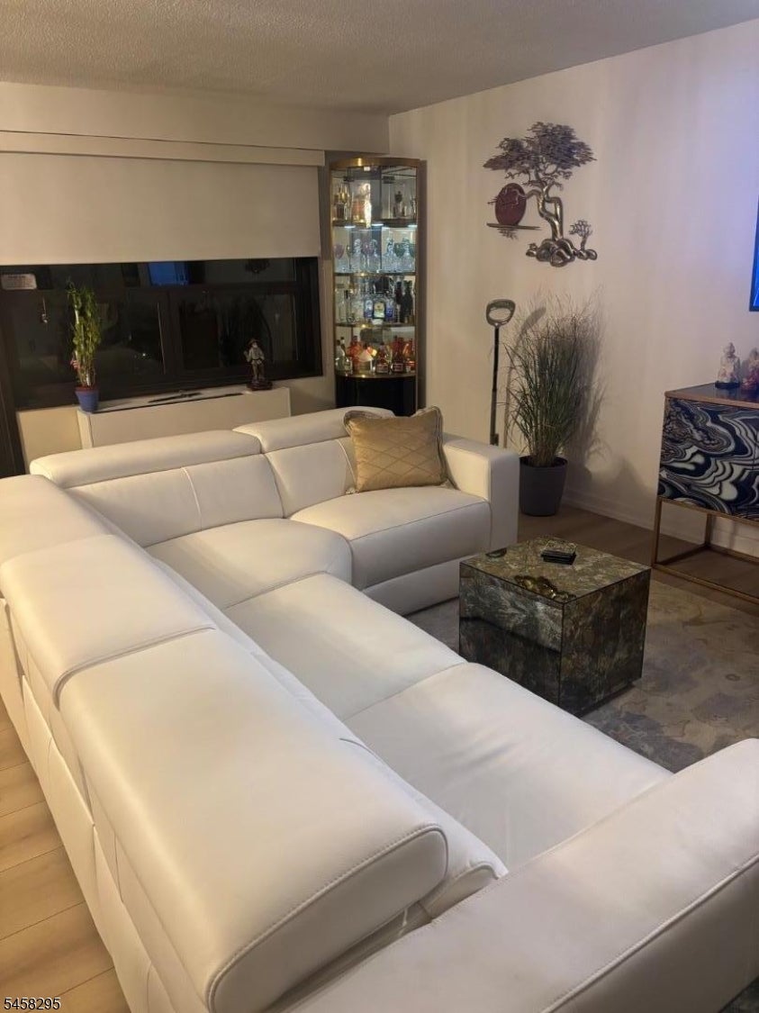 2 Claridge Dr. 7FW