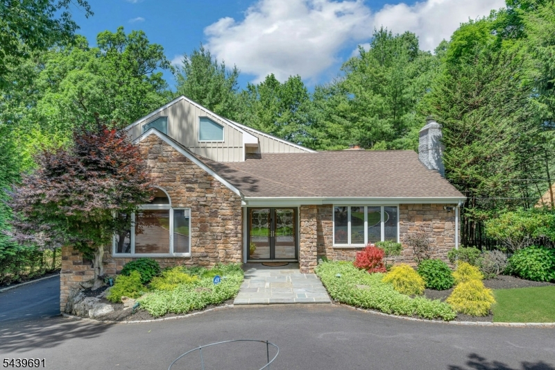 27 Hamilton Dr West