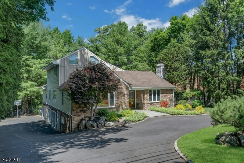 27 Hamilton Dr West