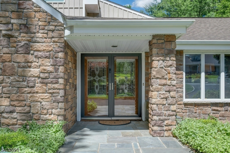 27 Hamilton Dr West