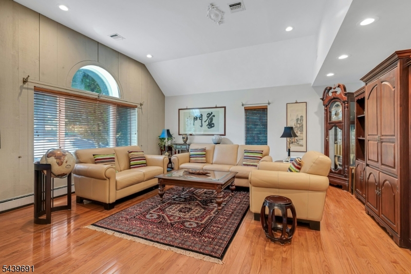 27 Hamilton Dr West