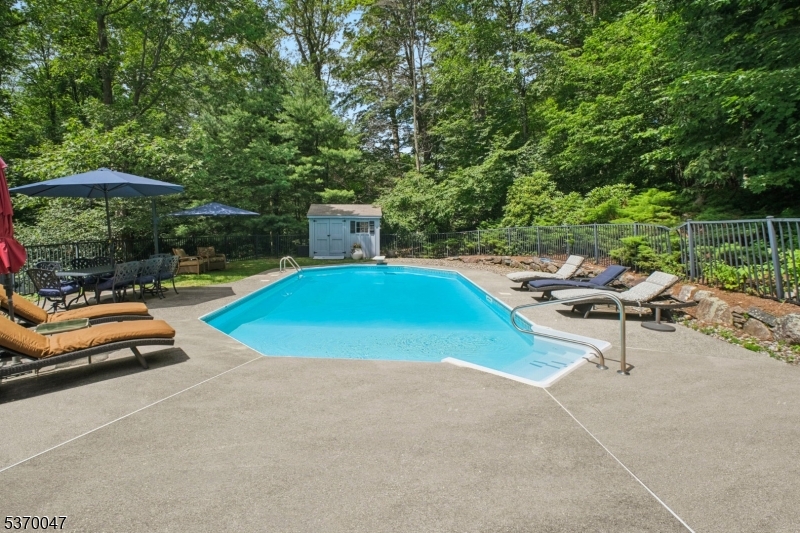 4 Poinsetta Ct